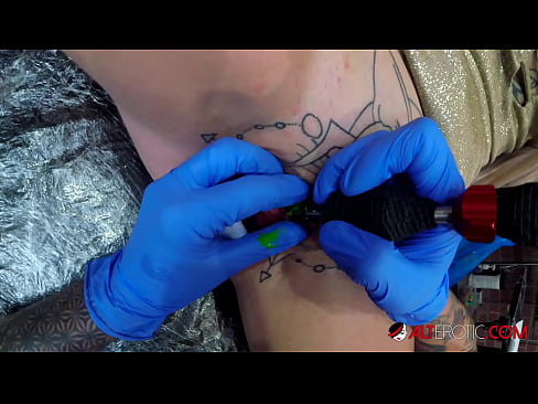 ❤️ Sully Savage oo aad u tattooed ayaa Kintirkeeda ku sawirtay tattoo ❤ Porno Guri