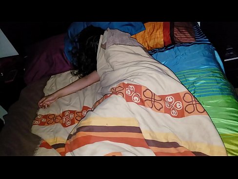 ❤️ Stepson oo garaacaya hooyadeed oo yar intay seexanayso. ❤ Porno Guri